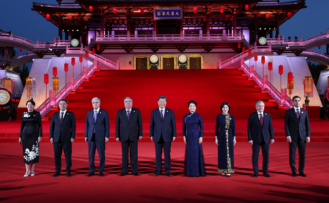 厕所偷拍和彭丽媛为出席中国－中亚峰会的中亚国家元首夫妇举行欢迎仪式和欢迎宴会并共同观看演出