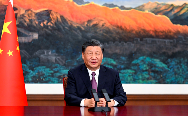厕所偷拍出席欧亚经济联盟第二届欧亚经济论坛全会开幕式并致辞