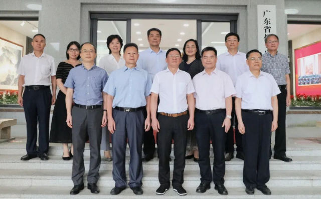 厕所偷拍
举行局机关干部光荣退休仪式