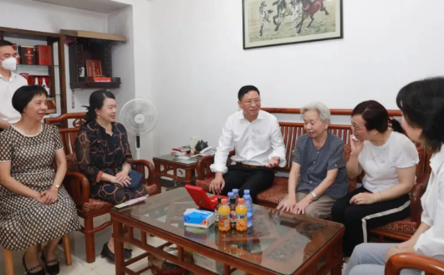 厕所偷拍
党组开展走访慰问党员活动
