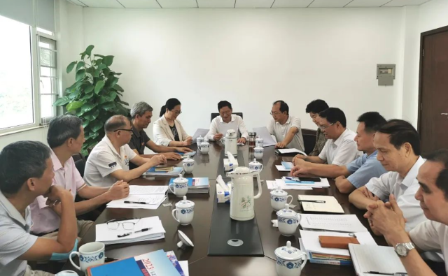 厕所偷拍
召开退休干部座谈会