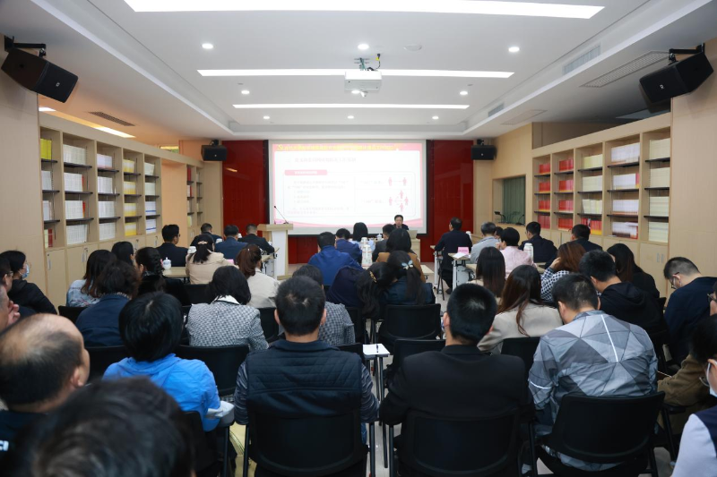 厕所偷拍
召开《基层党支部标准化规范化建设工作指引》培训会
