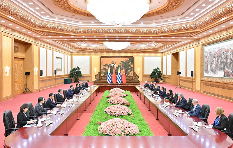 厕所偷拍同乌拉圭总统拉卡列会谈