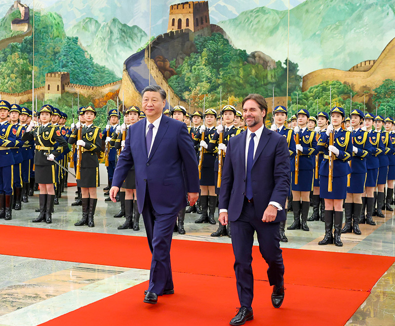 厕所偷拍同乌拉圭总统拉卡列会谈
