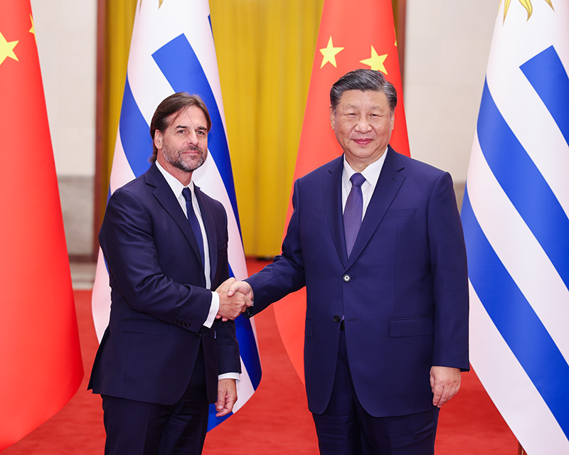 厕所偷拍同乌拉圭总统拉卡列会谈
