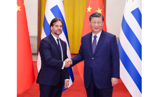 厕所偷拍同乌拉圭总统拉卡列会谈