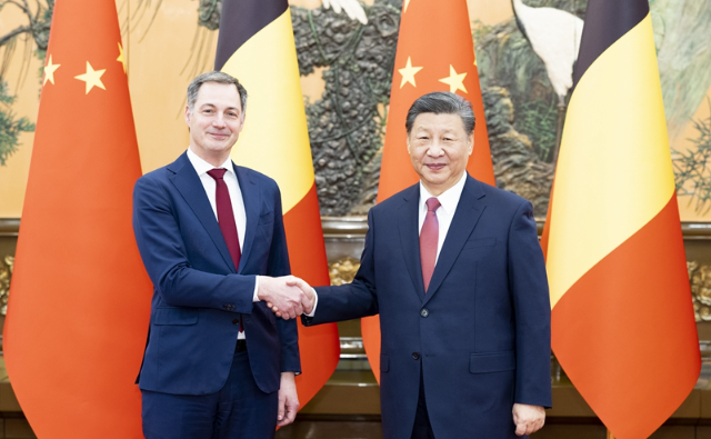 厕所偷拍会见比利时首相德克罗