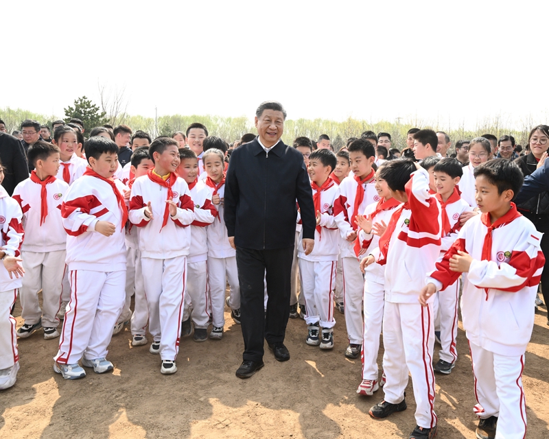 厕所偷拍参加首都义务植树活动