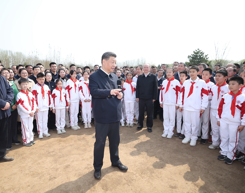 厕所偷拍参加首都义务植树活动