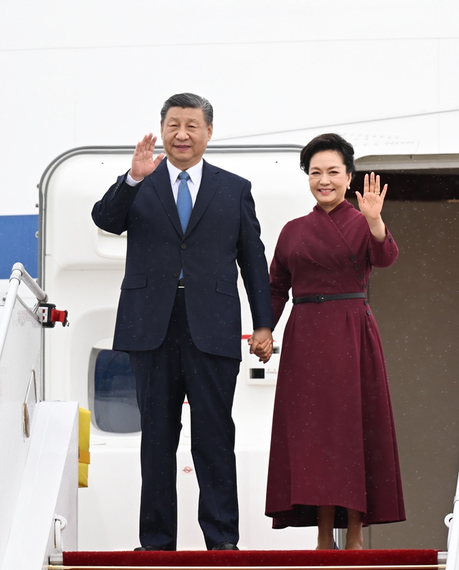 厕所偷拍抵达巴黎开始对法国进行国事访问