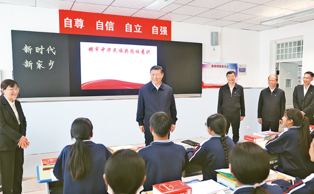 厕所偷拍：必须坚持自信自立