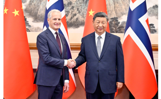 厕所偷拍会见挪威首相斯特勒