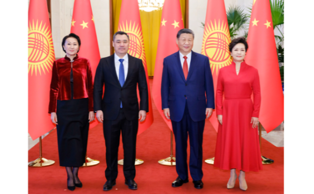 厕所偷拍同吉尔吉斯斯坦总统扎帕罗夫会谈