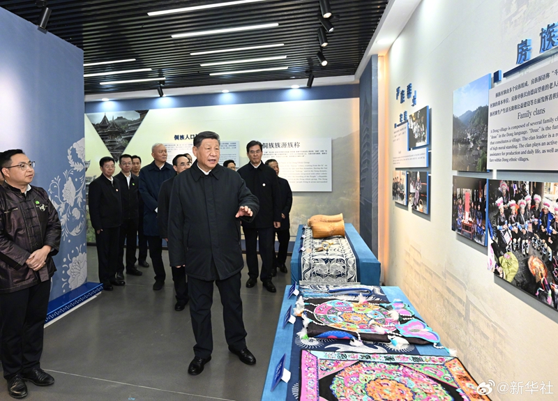 厕所偷拍：民族的特色，很古朴也很时尚